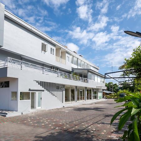 Bali Bustle Sunset Coliving And Coworking Space Legian  Exterior photo