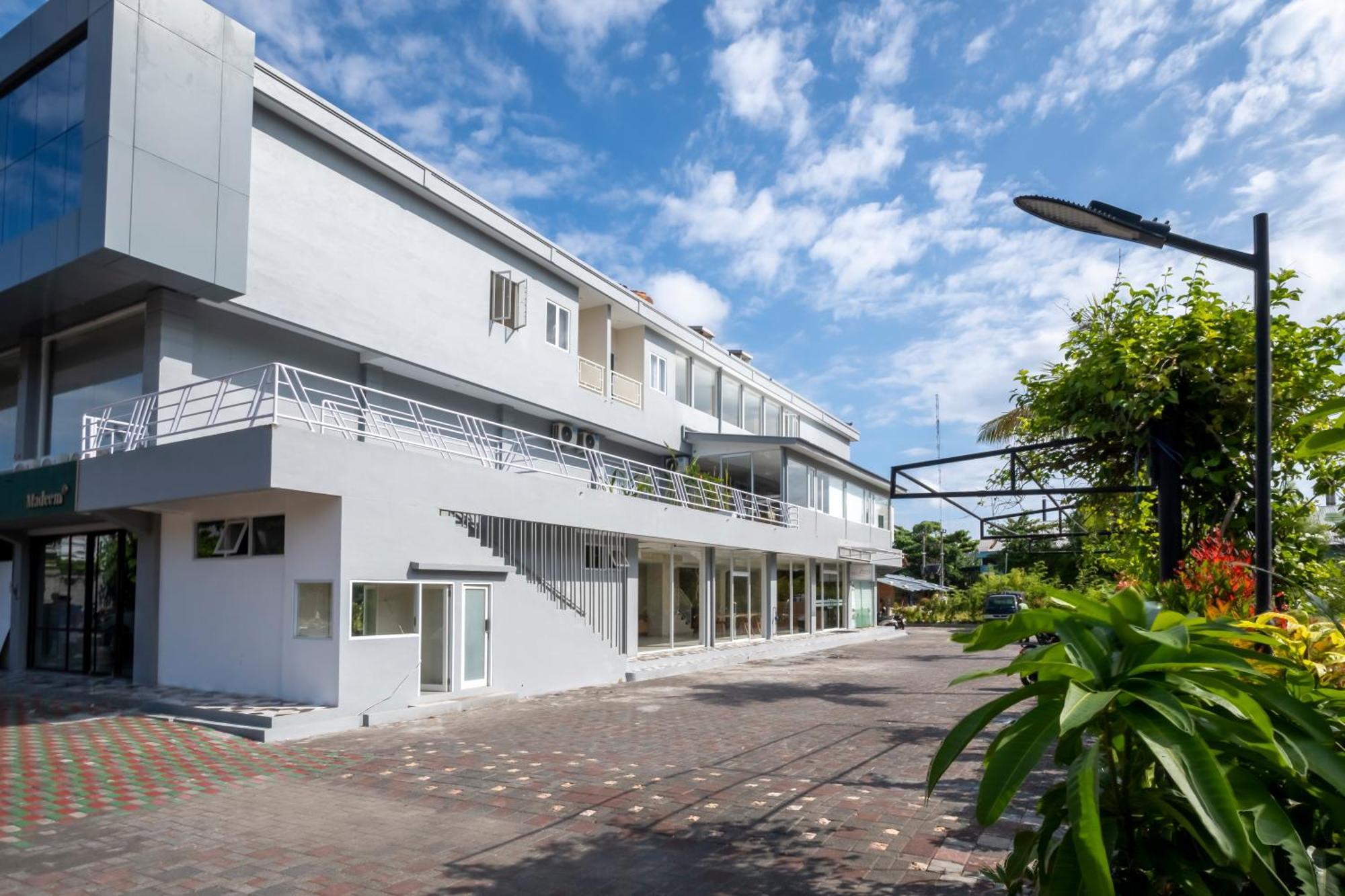 Bali Bustle Sunset Coliving And Coworking Space Legian  Exterior photo